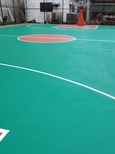 察哈尔右翼前 球场长期使用易出现地面开裂